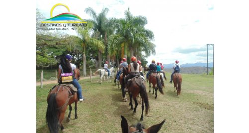Cabalgata Ecologica, donde puede  tener un contacto con la naturaleza y el paisaje en el Eje Cafeter